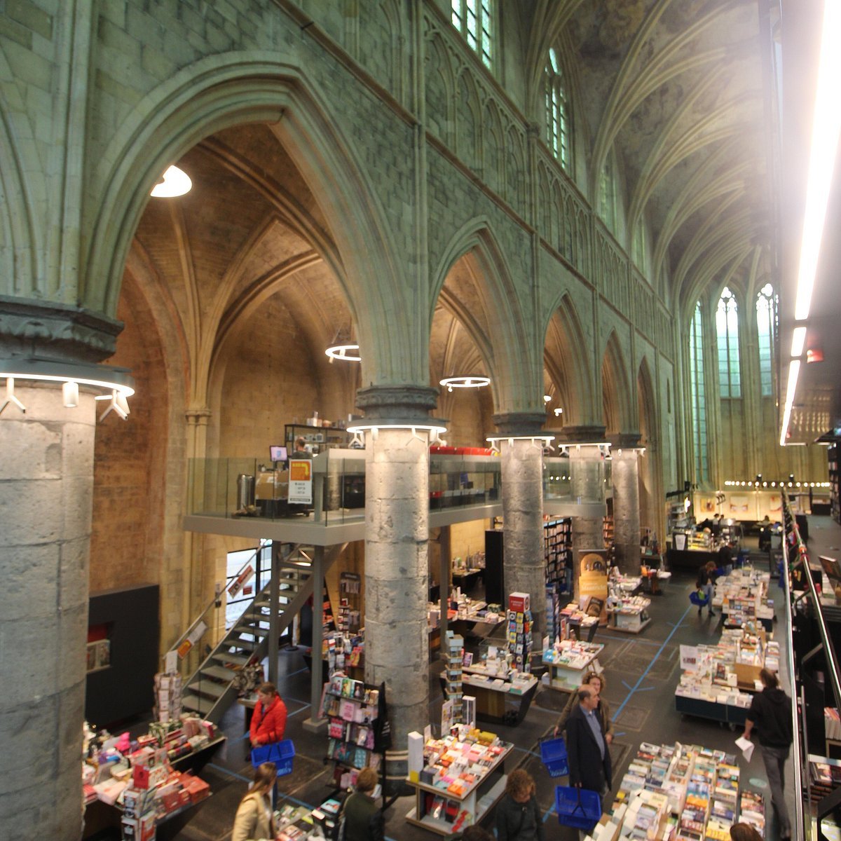 상층에서 내려다본 서점